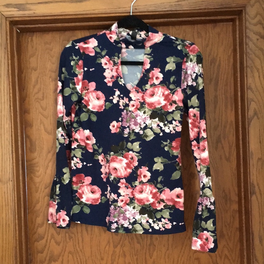 Beautiful floral top with key hole detail